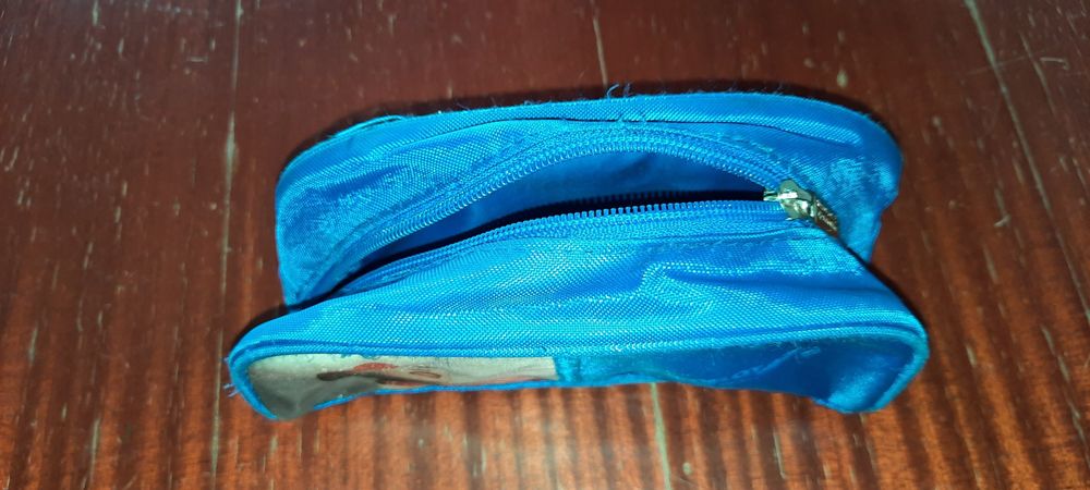 Косметичка  удобная.