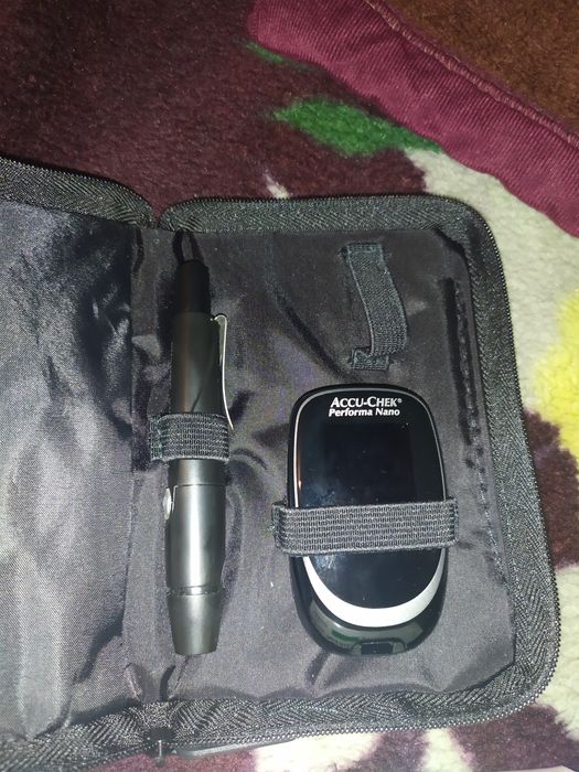 Продам глюкометр Аку чек.
