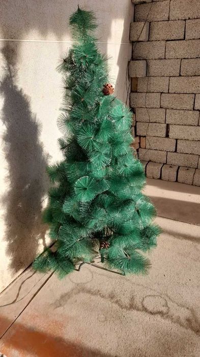 Yangi yil archasi sotiladi