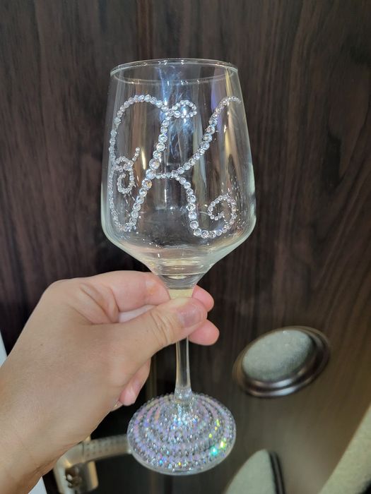 Чаша за вино с камъни и буква