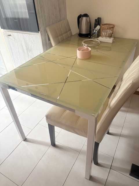 Диван запазен и  Стъкена маса.