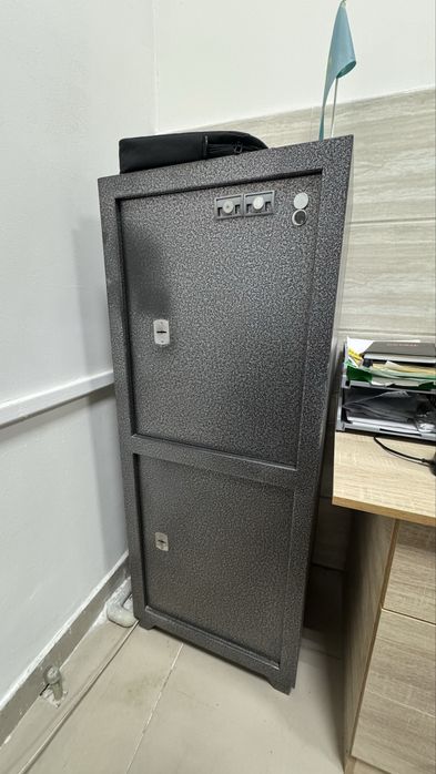 Монитор для камеры, сейф для офиса