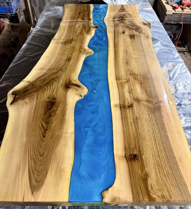 Маса от масивно дърво и смола