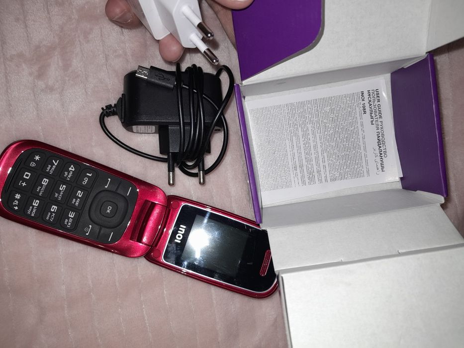 Сотовый телефон INOI 108R компактным красным корпусом-раскладушкой сна