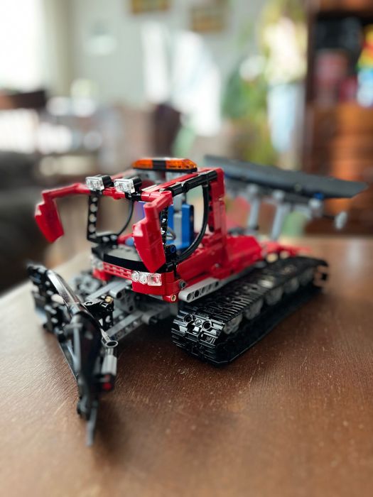 Продавам два стари Lego Technic модела