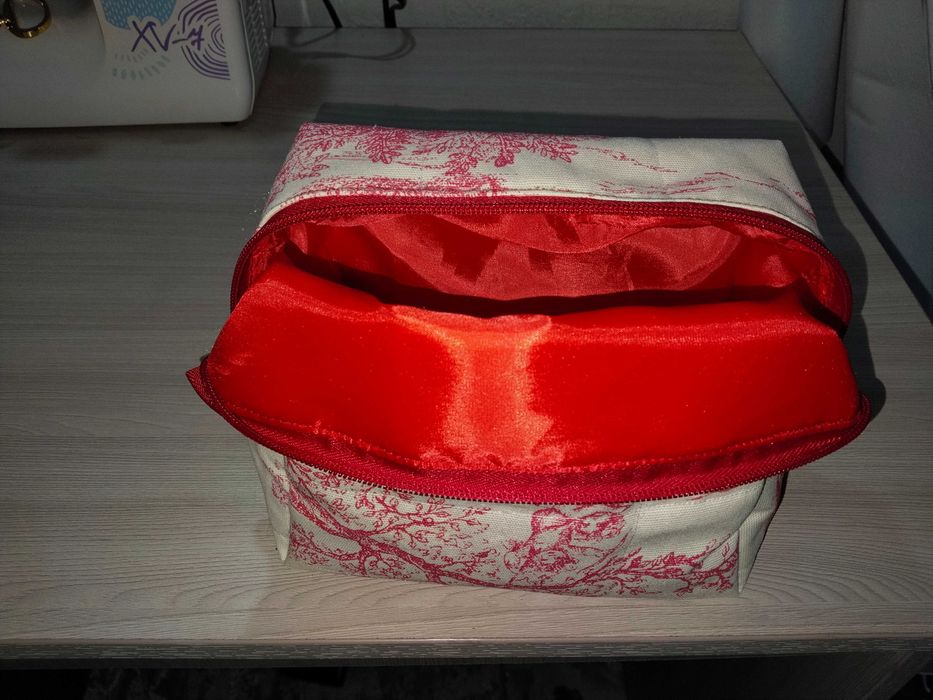 Продам косметички Диор и др.