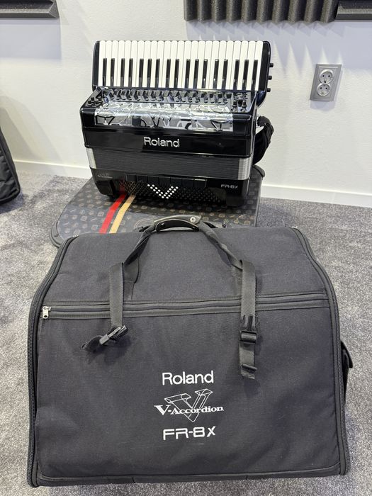 Vând acordeon Roland fr8x