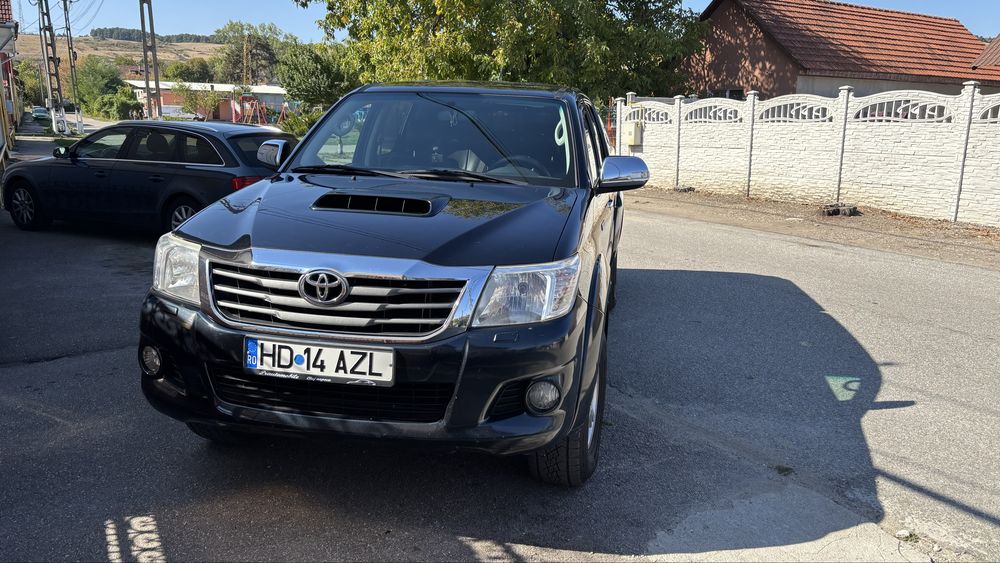 TOYOTA Hilux