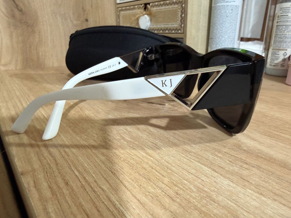 Продавам слънчеви очила!