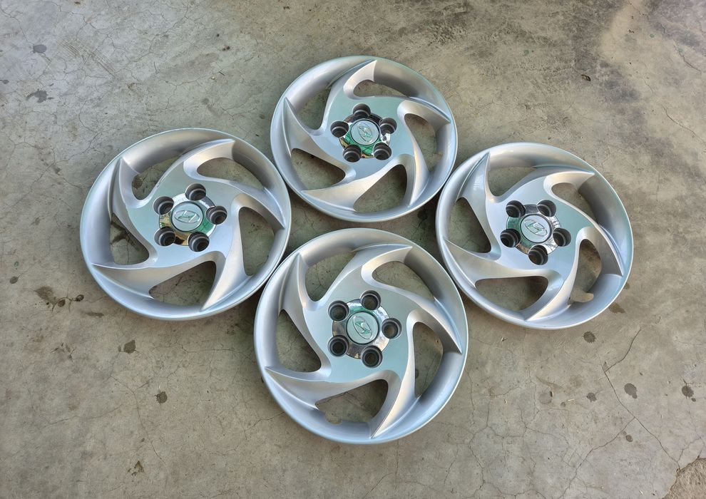Două seturi de capace originale Hyundai R15 5x114,3 - 52960/3A700