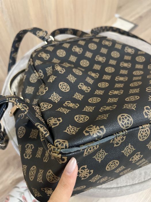 Раница Guess лека забележка