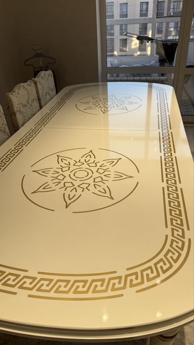 Стол для гостей или гостинной