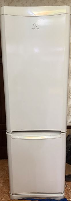 Продается б/у холодильник Indesit