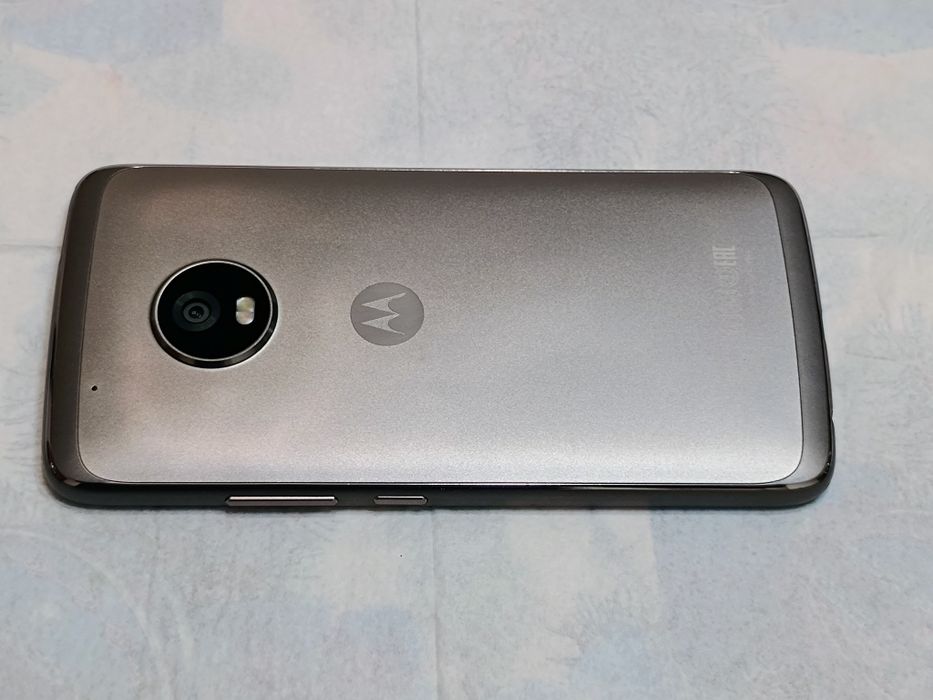 Motorola G5 Plus 3/32гб , 12 мп камера / 8 ядрен