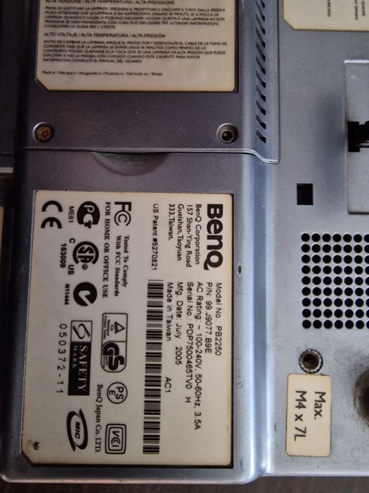 Продавам проектор BenQ pb2250 за части