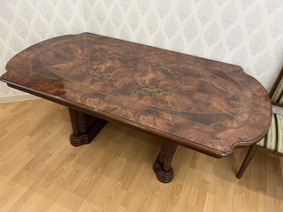 Продаётся гарнитур для гостиной (сервант, стол, комод)