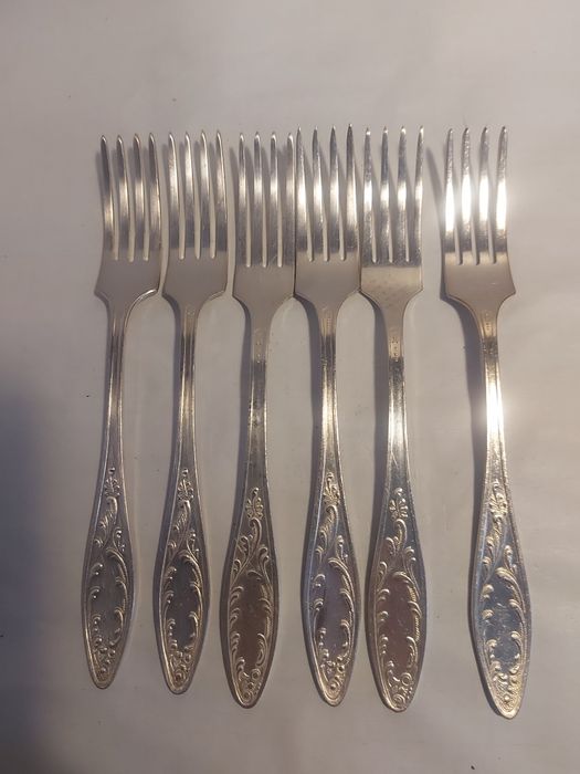 Мельхиоровые десертные вилки.