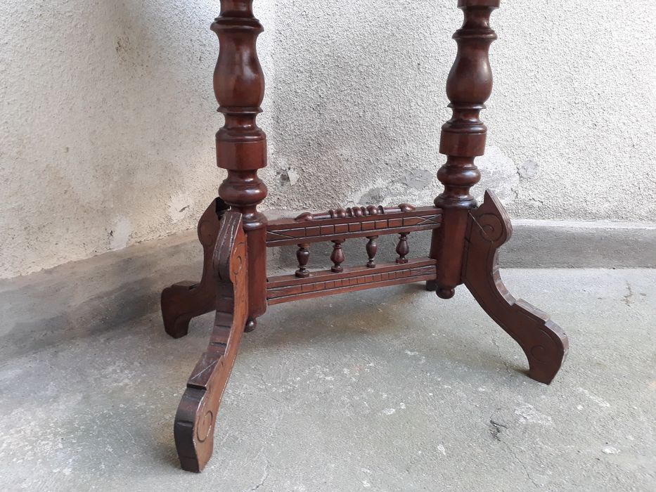 Măsuța veche antica de reparat /restaurat