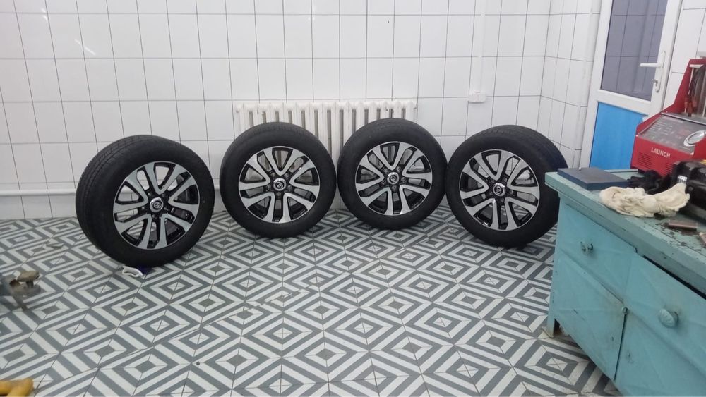 Продоётсия шина с дисками R-20.