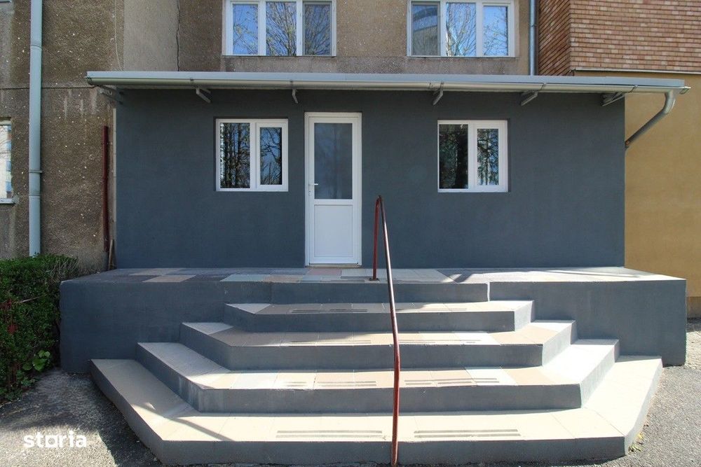 Vând apartament 4 camere în Hunedoara, Micro5/1-Poștă, parter înalt...