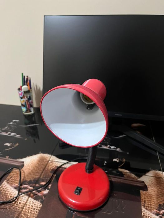 Продаётся лампа настольная