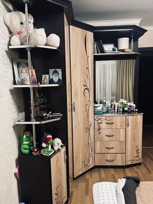 Угловой шкаф для спальни