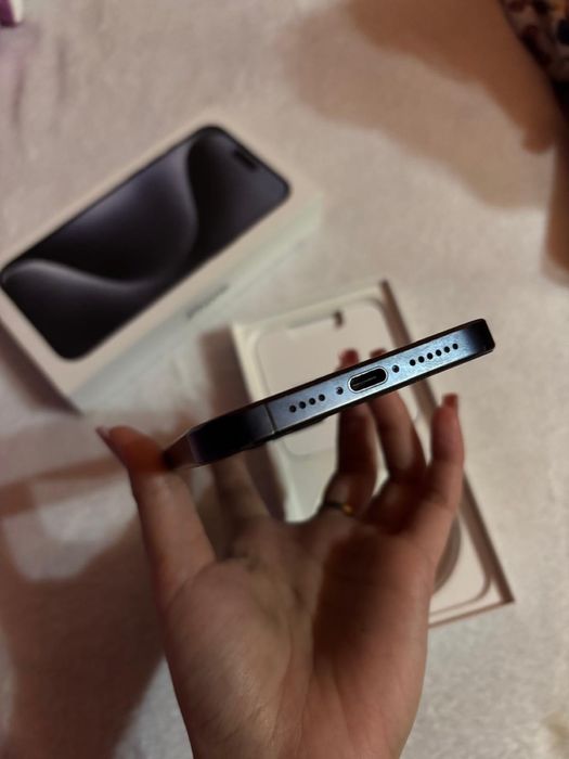 iPhone 15 Pro Max – Funcțional 100% – Spate crăpat – Baterie 85%