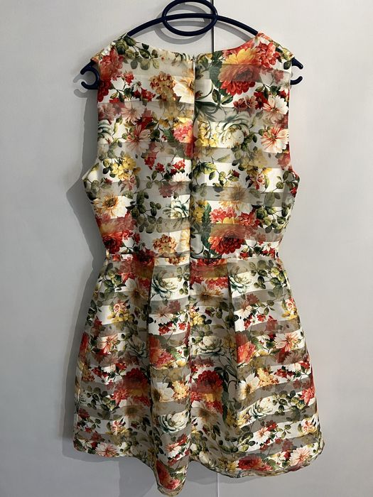 Rochie model floral lungime medie fara maneci marime 42/ potrivit M