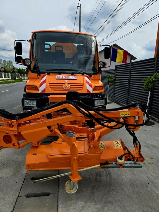 UNIMOG mulag tăiat iarba și bazin de apa