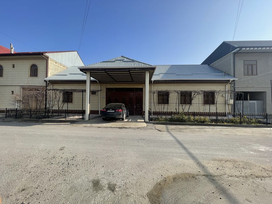 Тез ховли сотилади. 8 соток, 3 комплект уй, 10 та хона