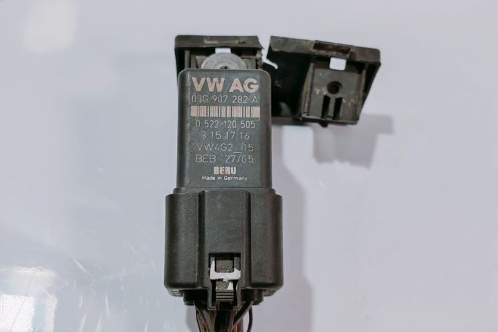 Releu bujii 03G907282A Volkswagen VW Passat B6 seria