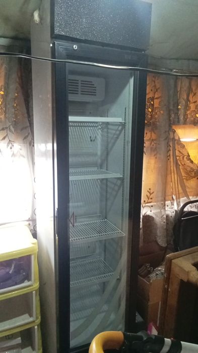 Холодильник витринный продам