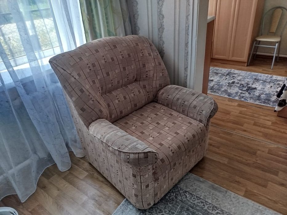 Продается диван и два кресла