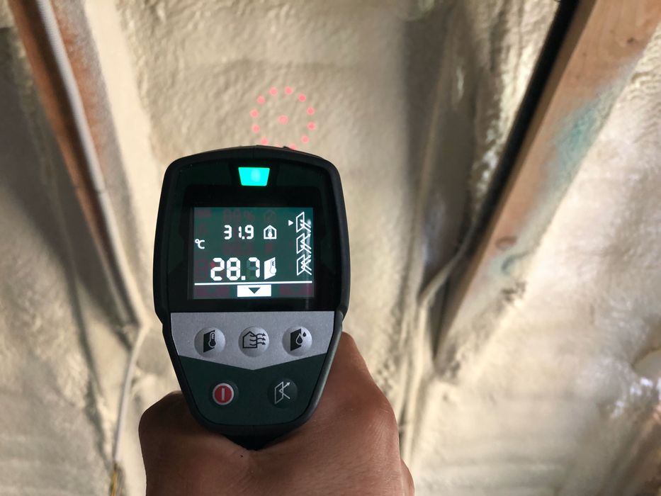 Izolatie Spuma Poliuretanica acoperiș si pod. Firma+Garanție 20 ani.