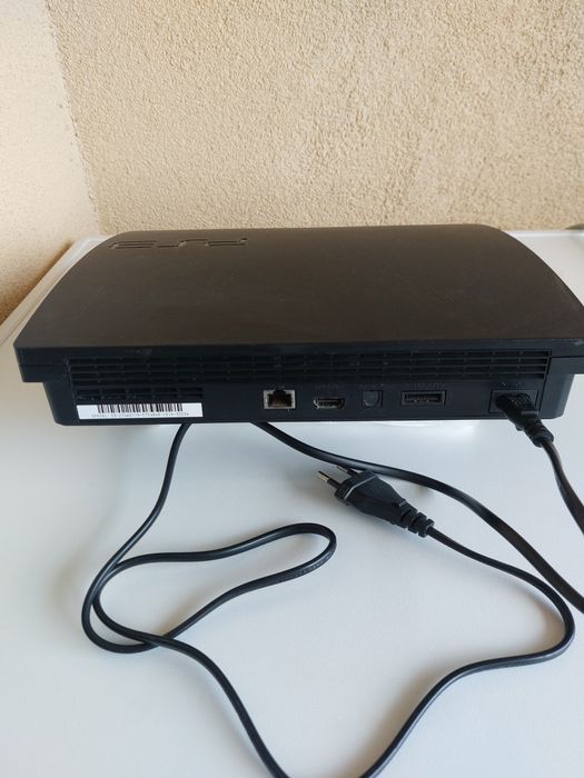 Плейстейшън Сони PST3 .Работи перфектно като ново.