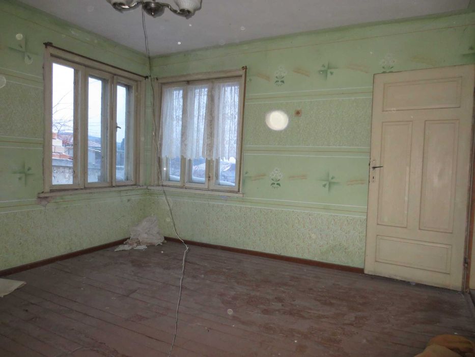 Продавам КЪЩА гр. Аксаково Варна Два Етажа 145кв.м. 615кв Двор ЦЕНТЪР!