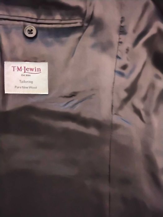 Елегантен мъжки тъмно-син костюм