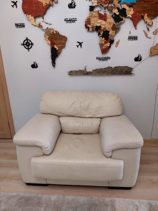 Кожаные диван и два кресла