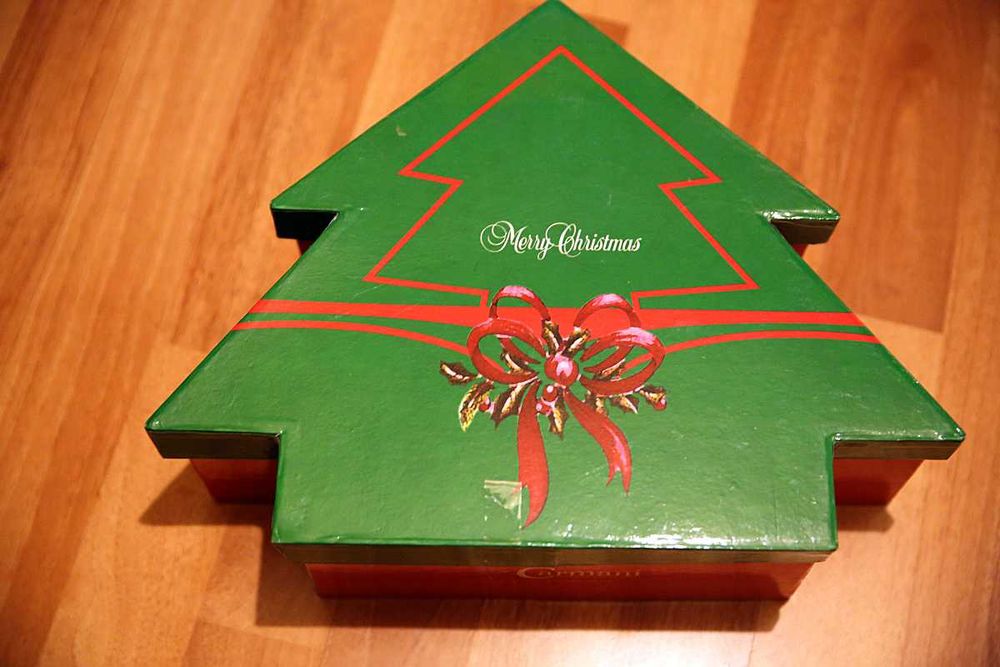 Продавам стилни комплекти чаши за чай с чинийки и чинийки за сладко