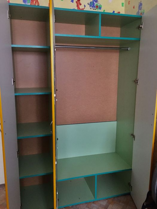 Детский шкаф с рисунками на дверцах