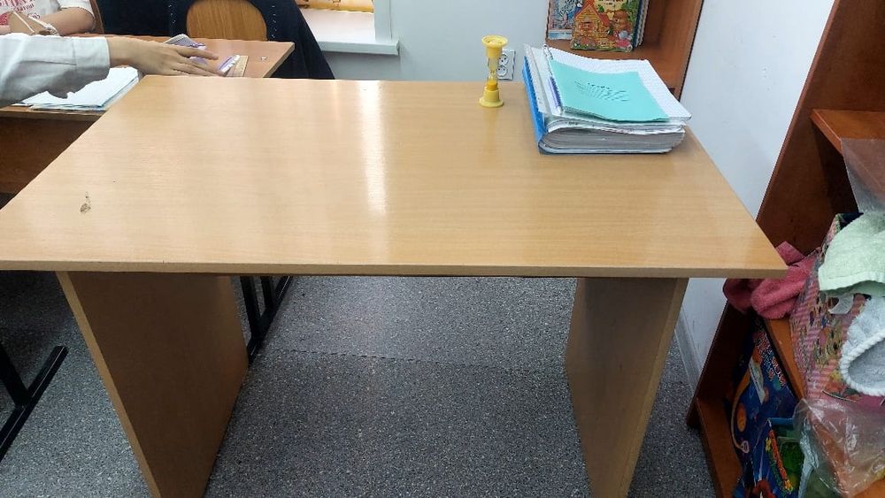 Продам стол учительский