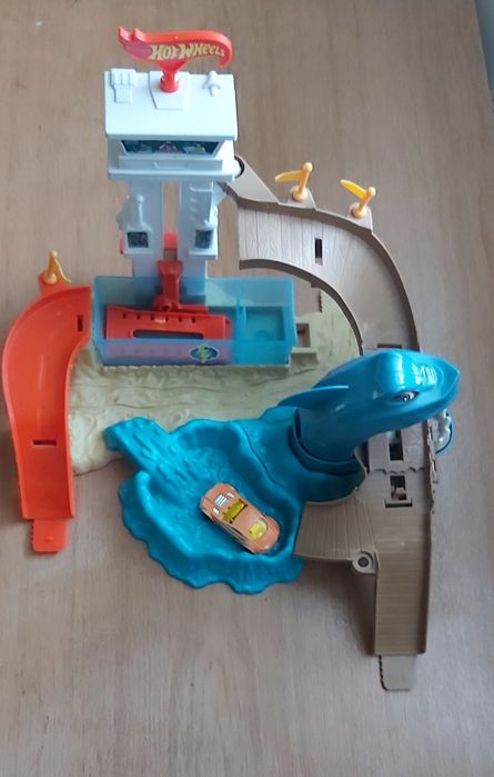 Писта Hot Wheels Shark Attack
