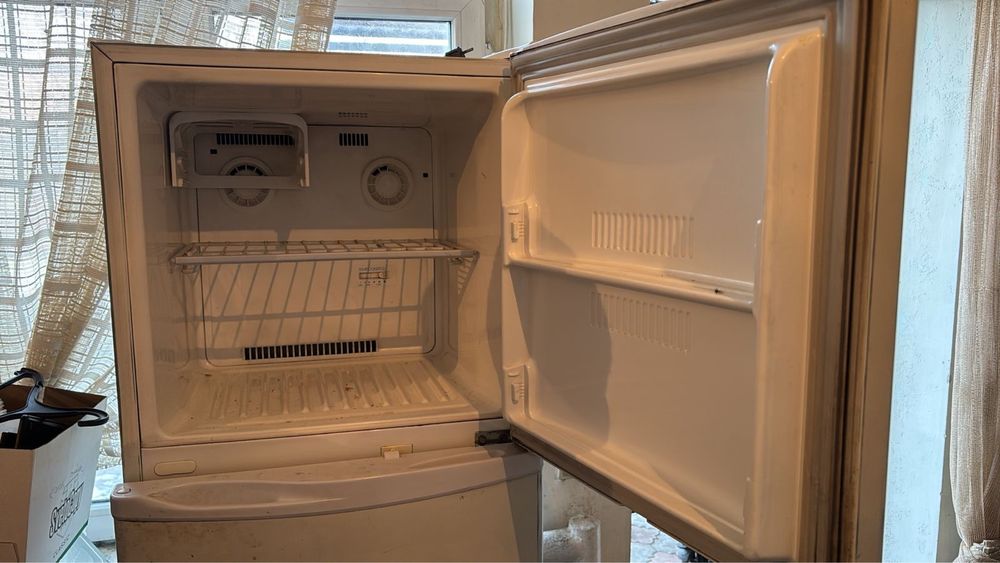 Холодильник с полками