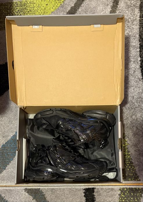 Balenciaga runner black