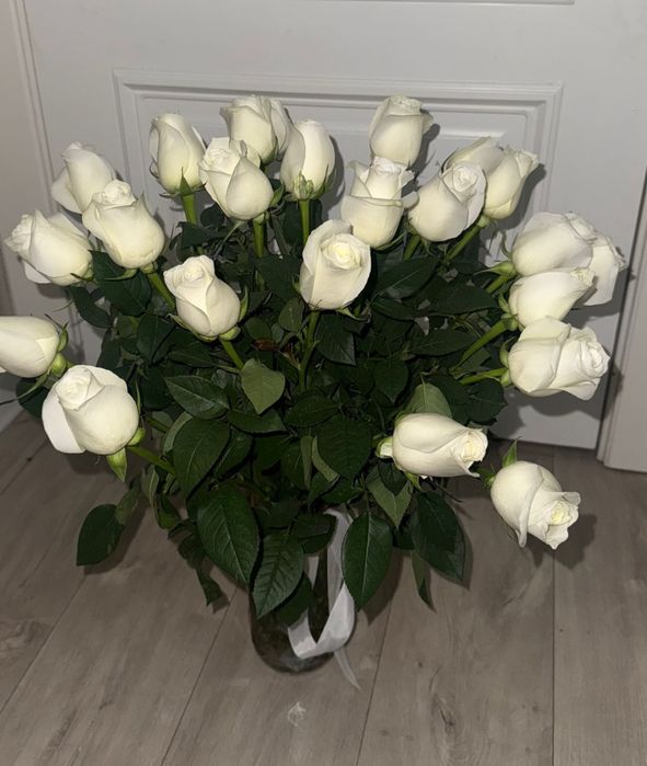 Белые розы свежие