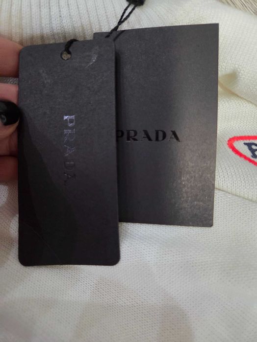 Prada пуловер.Нов