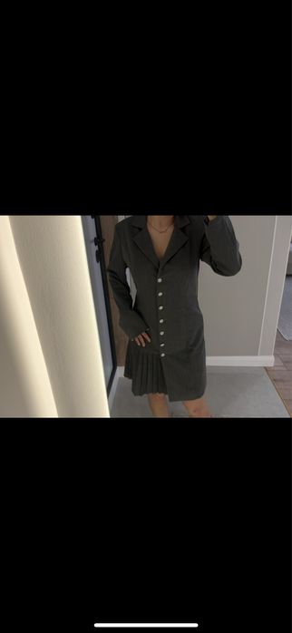 Платье пиджак серогоы цвета