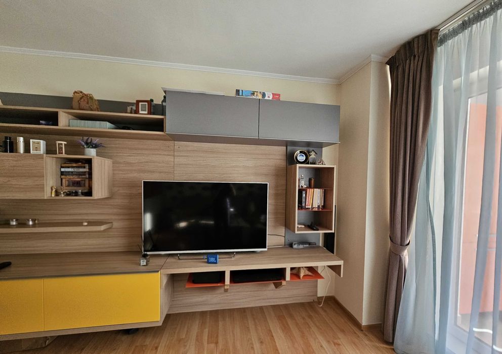 Vand apartament 2 camere, Compozitori