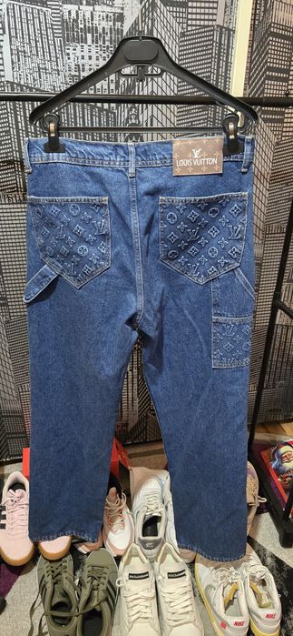 Vând blugi louis vuitton