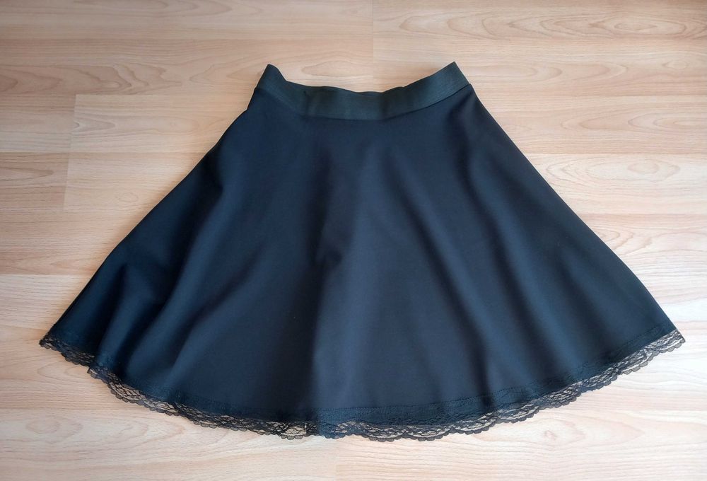 Дамска пола с дантела